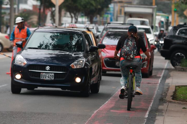 Falta de ciclovías obliga a usuarios a compartir pista.