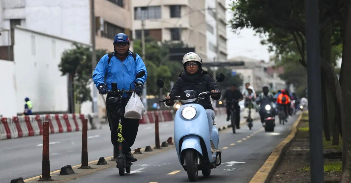 Motos el�ctricas y scooters a grandes velocidades suelen transitar por ciclov�a