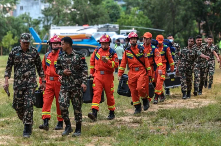 China envía ayuda a Nepal para intensificar labores de búsqueda y rescate.
