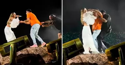 Karol G fue sorprendida por un fan en su concierto.