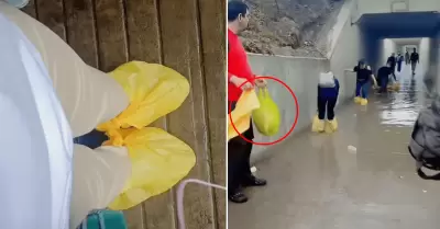 Peruano es viral tras vender bolsas para el calzado por lluvia en Lima
