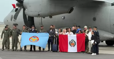 Aterrizan en el pa�s 10 peruanos desde Venezuela