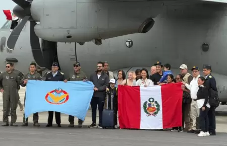 Aterrizan en el pa�s 10 peruanos desde Venezuela