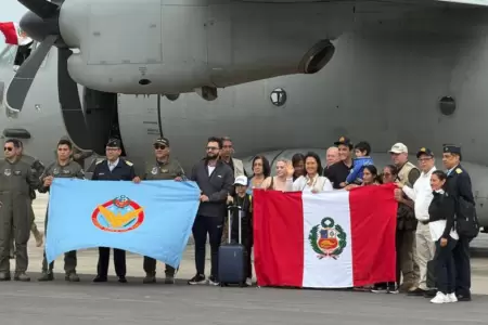 Aterrizan en el pa�s 10 peruanos desde Venezuela