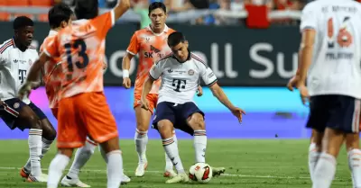 Felipe Ch�vez anota en la victoria del Bayern M�nich 2-1 ante Jeju SK