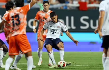 Felipe Ch�vez anota en la victoria del Bayern M�nich 2-1 ante Jeju SK