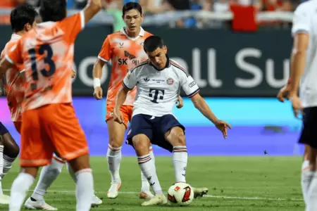 Felipe Ch�vez anota en la victoria del Bayern M�nich 2-1 ante Jeju SK