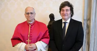Javier Milei saluda la llegada del Papa Le�n XIV a su pa�s a inicios de noviembr