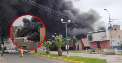 Vecinos en la zona registran explosiones dentro del recinto.