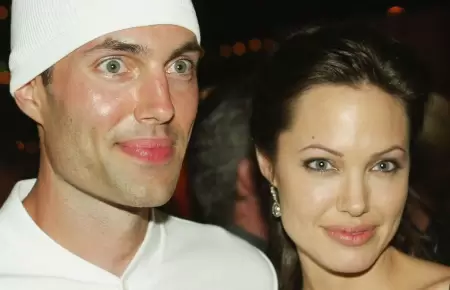 Hermano de Angelina Jolie revela que es gay