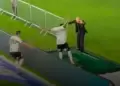 Futbolista cay� al t�nel de vestuario tras celebrar un gol pero el VAR se lo anul�