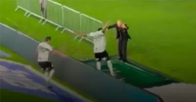 El jugador cay� al vac�o mientras celebraba.