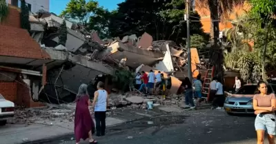 Rescatan a ni�a de escombros tras terremoto en Colombia.