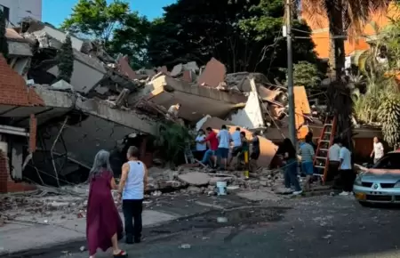 Rescatan a ni�a de escombros tras terremoto en Colombia.