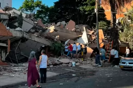 Rescatan a ni�a de escombros tras terremoto en Colombia.