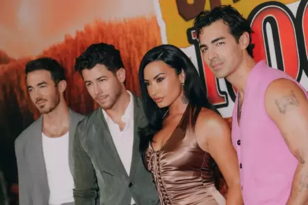 Demi Lovato y los Jonas Brothers en Camp Rock 3