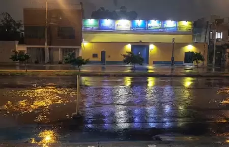 El fuerte aniego inunda la cuadra 6 de la avenida.