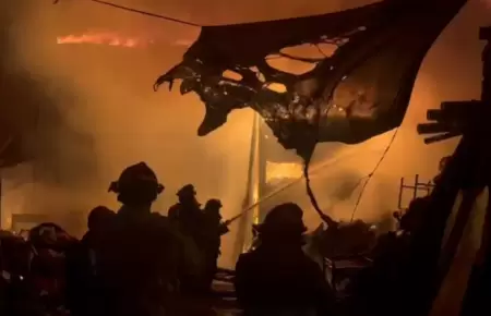Incendio en almac�n de reciclaje en VES