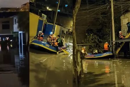 Usan botes infables para rescatar a vecinos de viviendas inundadas