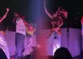 Korina Rivadeneira se acerca a bailar con vocalista de Rawayana, pero �l la ignora en pleno concierto
