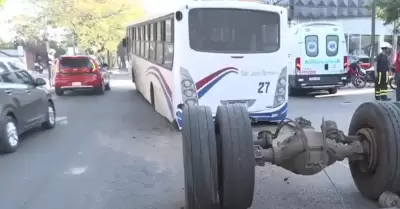 Bus de transporte p�blico pierde sus llantas