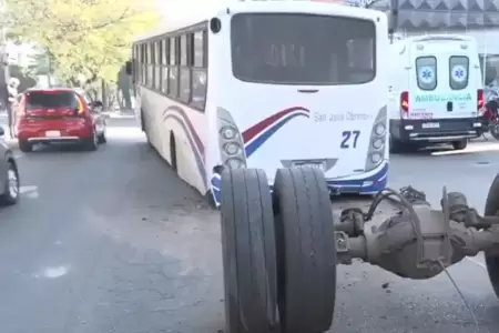 Bus de transporte p�blico pierde sus llantas