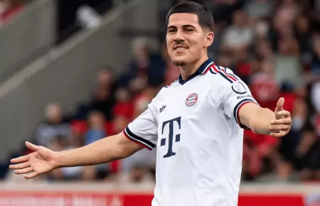 Felipe Ch�vez anota golazo de tiro libre en amistoso del Bayern M�nich