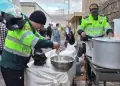 Derrumbes en la Panamericana Sur: PNP entrega alimentos a transportistas varados