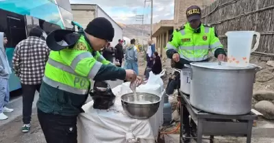 PNP brinda alimentos a transportistas varados