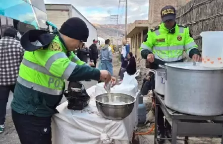 PNP brinda alimentos a transportistas varados