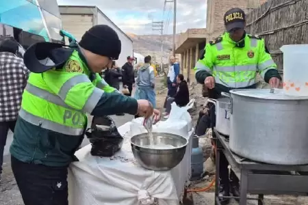 PNP brinda alimentos a transportistas varados