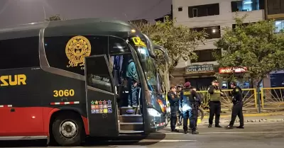 Balean bus interprovincial de Cruz del Sur con pasajeros en la avenida Canad�