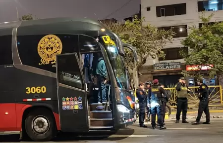 Balean bus interprovincial de Cruz del Sur con pasajeros en la avenida Canad�