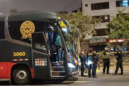 Balean bus interprovincial de Cruz del Sur con pasajeros en la avenida Canad�