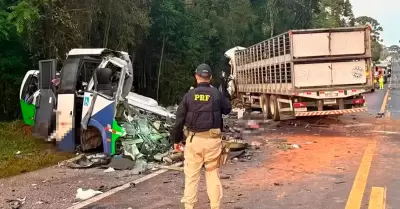 Choque de autob�s y cami�n dej� 23 muertos en Brasil.