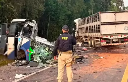 Choque de autob�s y cami�n dej� 23 muertos en Brasil.