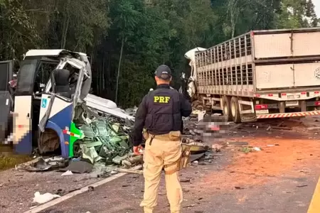 Choque de autob�s y cami�n dej� 23 muertos en Brasil.
