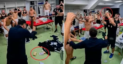 Presidente de club de f�tbol lanz� fajos de billetes a sus jugadores.