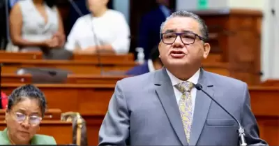 Juan Jos� Santiva�ez defiende su gesti�n.