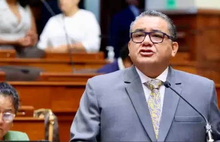 Juan Jos� Santiva�ez defiende su gesti�n.