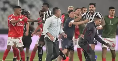 Horacio Melgarejo perseguido por jugadores de Botafogo