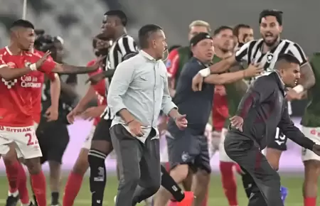 Horacio Melgarejo perseguido por jugadores de Botafogo