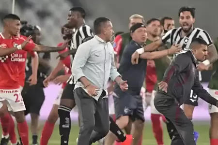 Horacio Melgarejo perseguido por jugadores de Botafogo