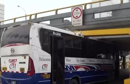 Bus de transporte p�blico queda atrapado bajo puente en la av. Brasil