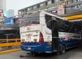 Bus de transporte p�blico queda atrapado bajo puente en el cruce de la avenidas Brasil con La Marina