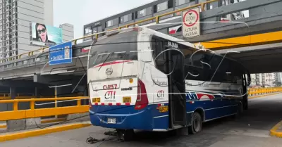 Bus de transporte p�blico queda atrapado bajo puente en la av. Brasil