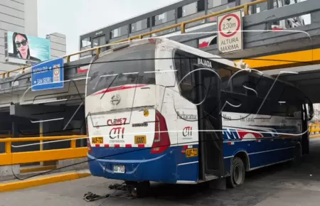 Bus de transporte p�blico queda atrapado bajo puente en la av. Brasil