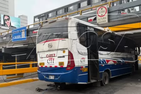 Bus de transporte p�blico queda atrapado bajo puente en la av. Brasil