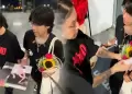 Mon Laferte protagoniza tenso momento con joven en aeropuerto: "Un verdadero fan se sabr�a mis canciones"