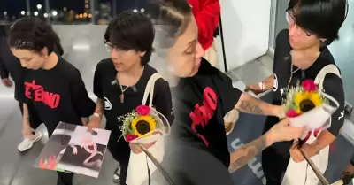 Mon Laferte y pol�mica con joven en aeropuerto